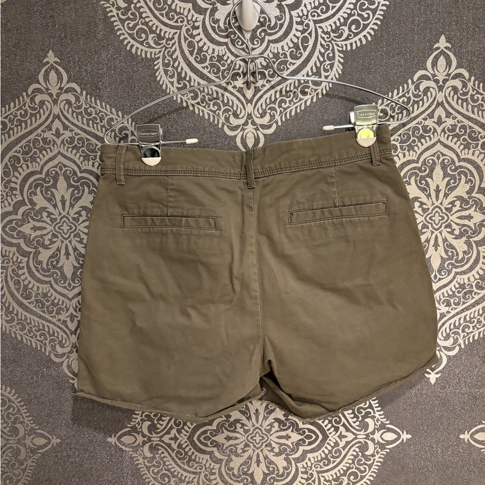Banana Republic Women’s Green Flat Front Shorts - Picture 3 of 3